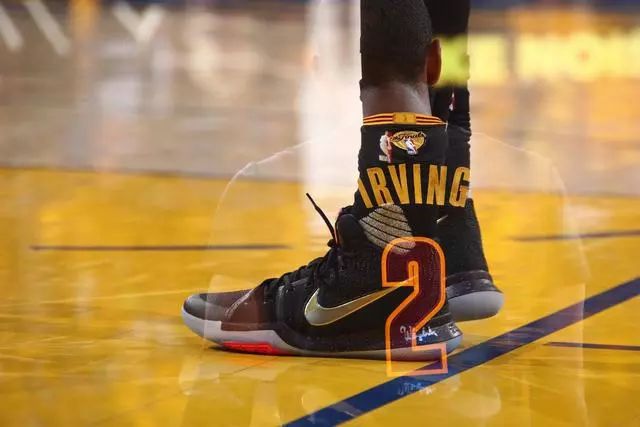 足球欧冠淘汰赛再次出现争议红牌（欧冠淘汰赛再现红牌争议）