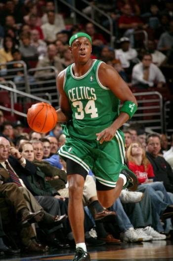 随着里昂爆大冷0-1，尼斯0-1，法甲最新积分榜出炉：大黑马领跑（里昂、尼斯同以0-1落败，法甲积分榜更新：黑马球队登顶）