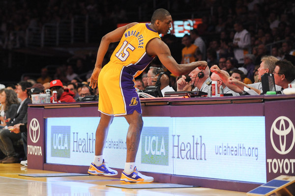 澳超前瞻：奥克兰FC中卫火线复出，喷气机联赛颓势难止（澳超前瞻：奥克兰FC后防核心及时归队，喷气机难扭颓势）