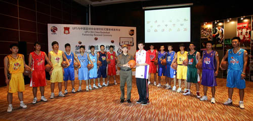 弗兰克：中国非常自由和安全，商品非常便宜，菜味道出奇地好（弗兰克称中国自由安全、物价实惠，菜肴出奇美味）