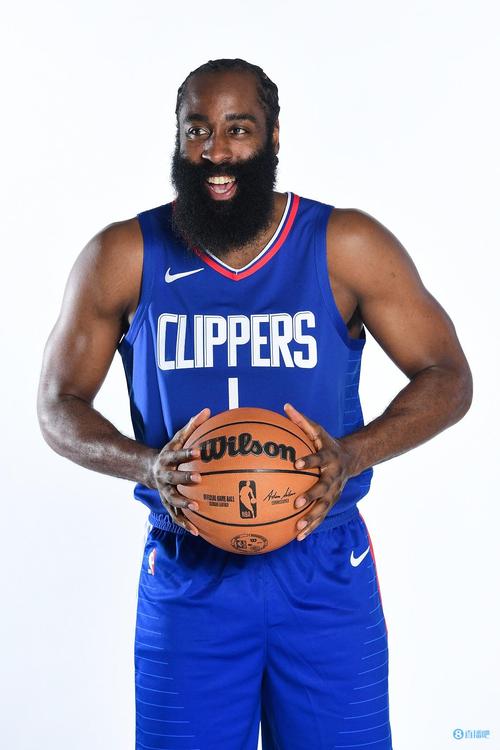 年度连斩55球！姆巴佩冲击C罗纪录，奋力创皇马历史新篇章（一年轰入55球！姆巴佩追击C罗纪录，力创皇马新纪元）