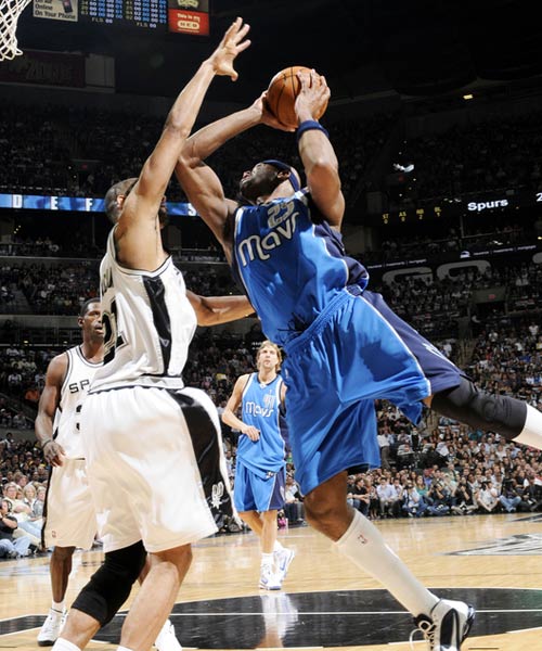 拉卡泽特回到酋长球场，观看并解说枪手对阵拜仁的比赛（拉卡泽特重返酋长球场，现场解说阿森纳对拜仁之战）